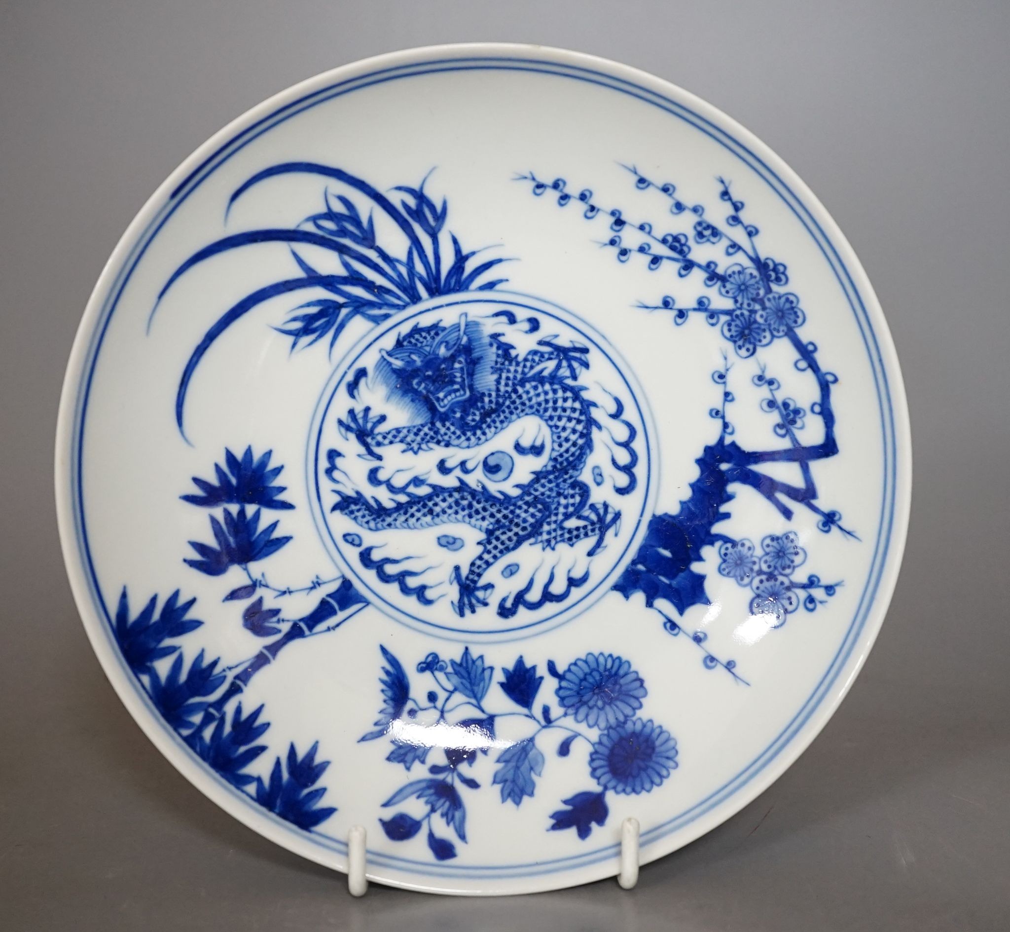 A Chinese blue and white saucer dish, 17cm